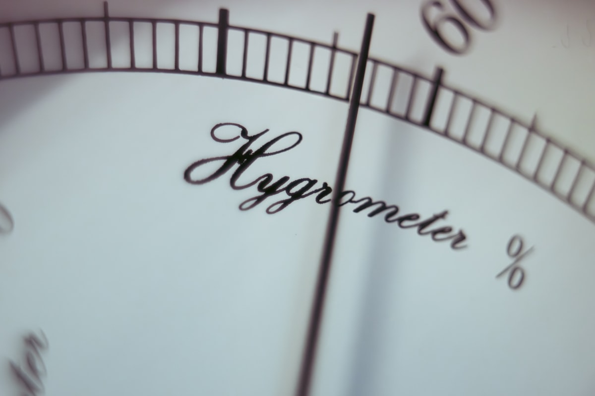 Hygrometer in der Zedernholzwand eines Humidors