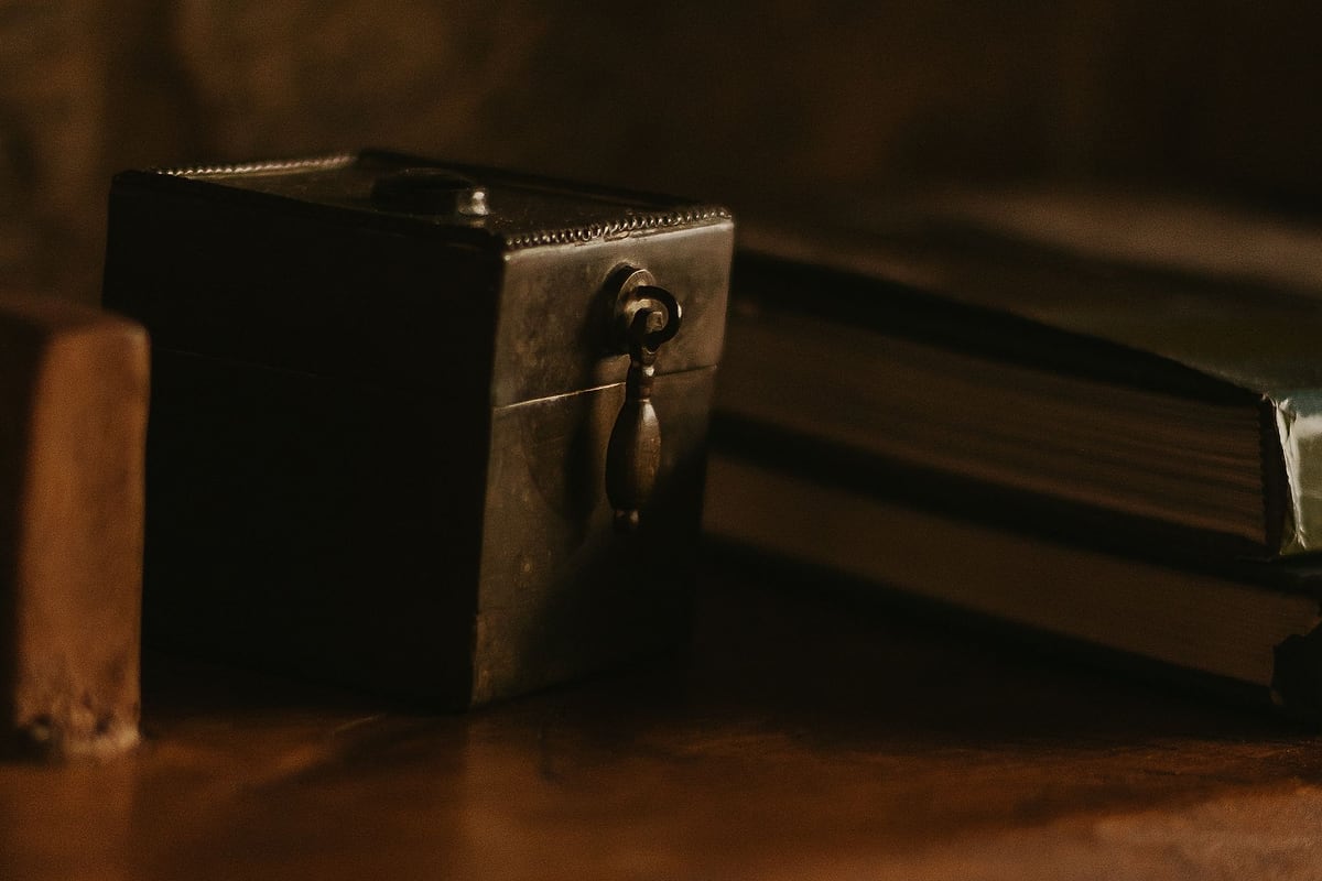 Alte Kassette und Buch auf rustikalem Holztisch
