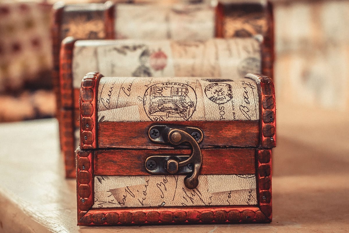 Verzierte Holztruhe im Vintage-Stil