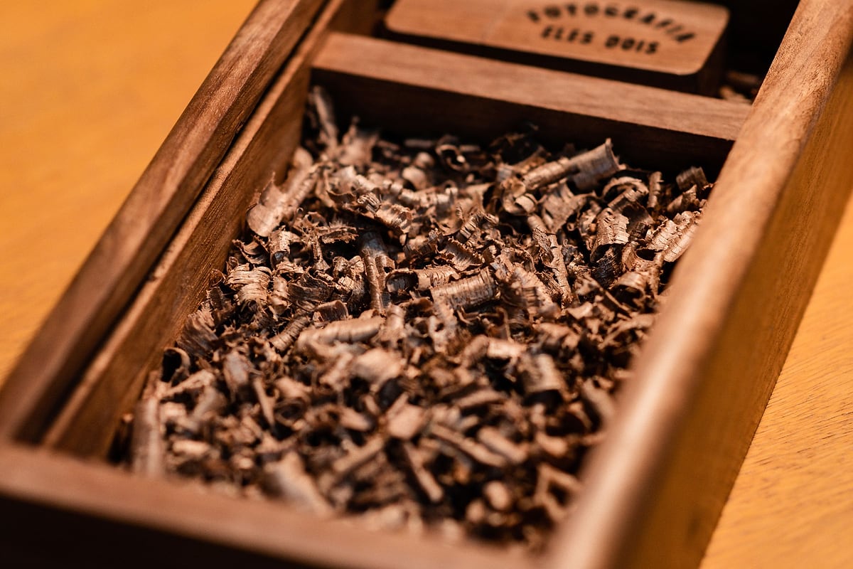 Holzkiste mit getrocknetem Material