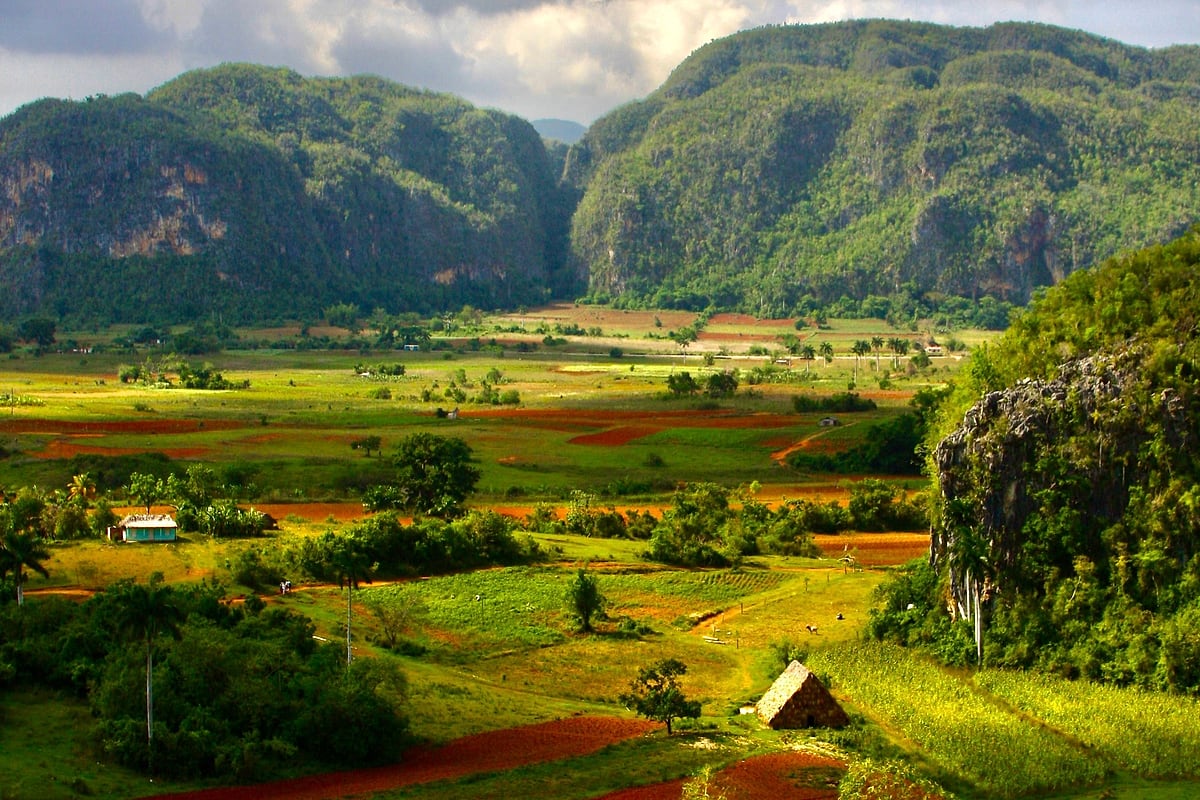 Ackerland und Karstberge im Vinales-Tal
