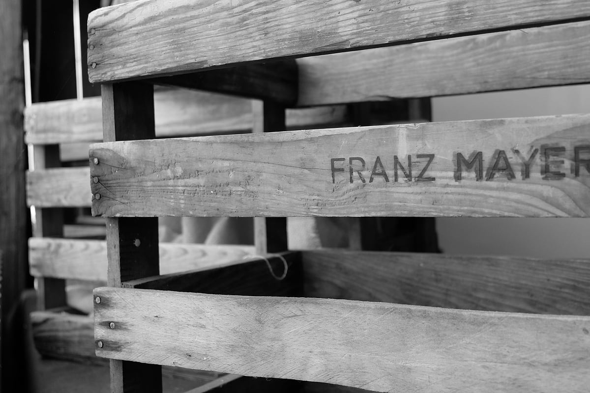 Gestapelte Holzkisten, Schwarzweiß