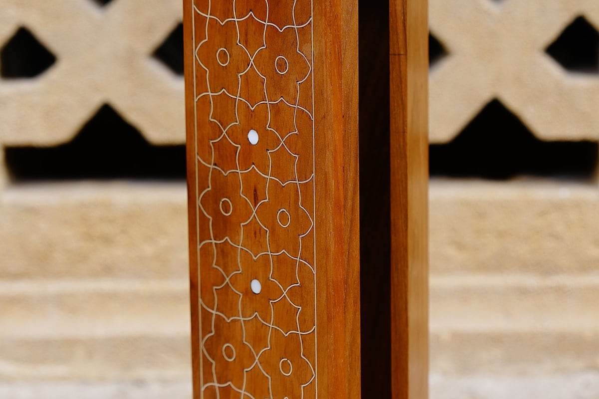Holzkiste mit geometrischer Verzierung
