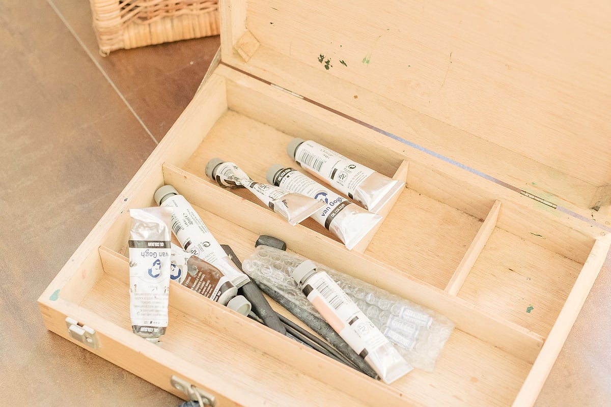 Geöffneter Holzkasten mit Werkzeug