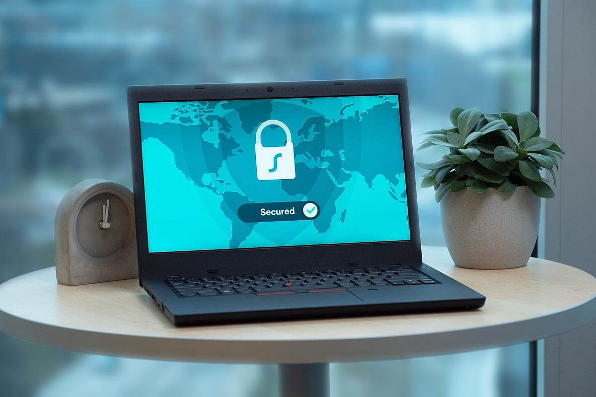 Laptop mit geschlossenem Schloss-Symbol auf dem Bildschirm