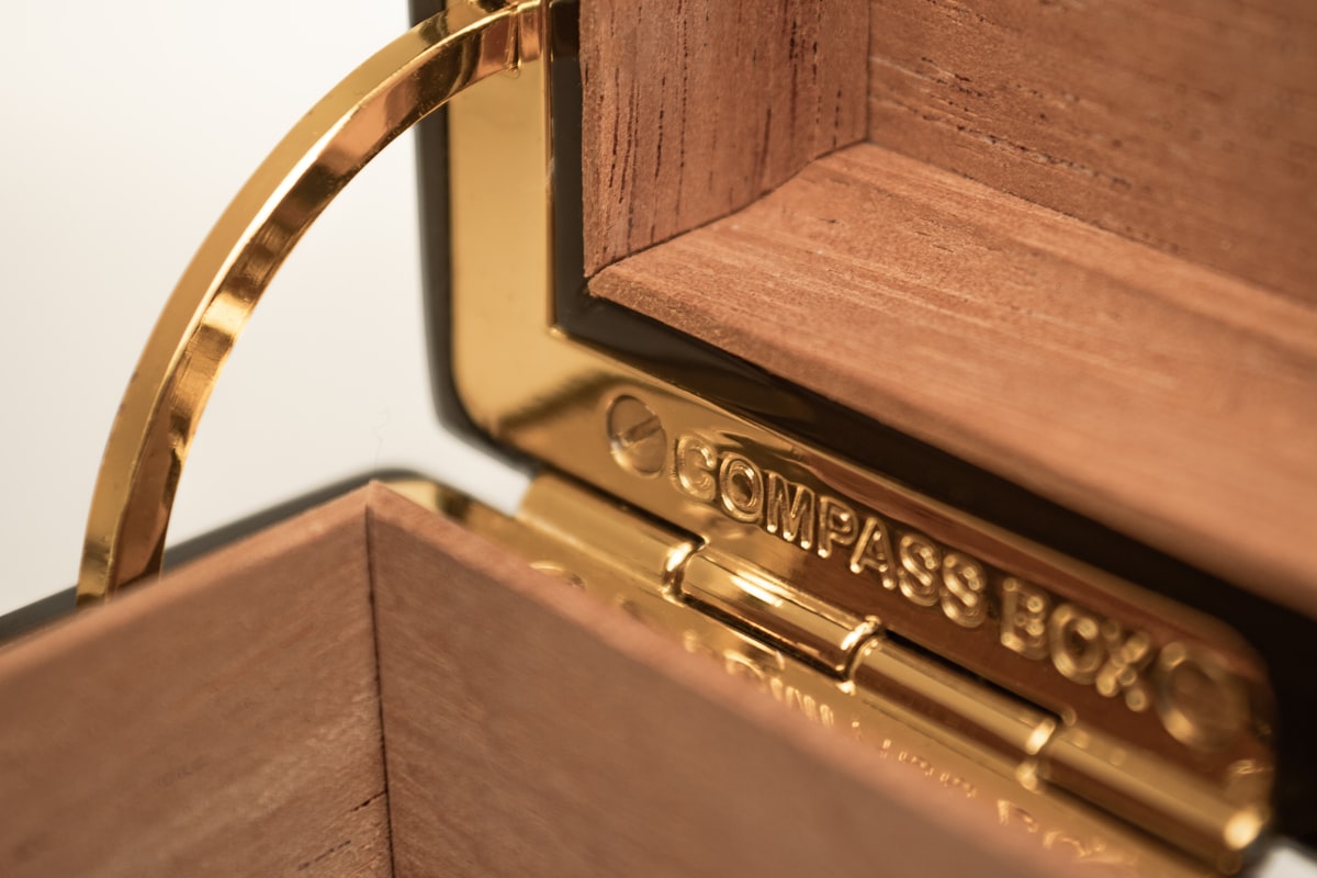 Geöffneter Humidor mit Zedernholz-Innenausbau und Messingbeschlag